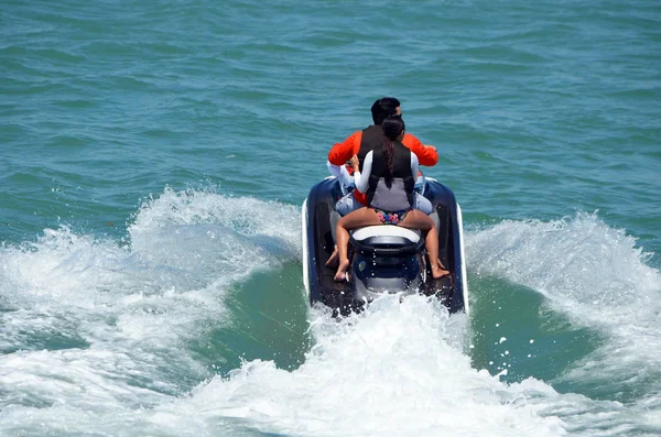 Visão Geral Angulada Homem Correndo Ondas Jet Ski Vermelho Fora — Fotografia de Stock