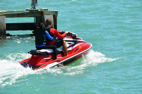 Νεαρό Ζευγάρι Ιππασίας Tandem Για Ένα Κόκκινο Jet Ski Στην — Φωτογραφία Αρχείου