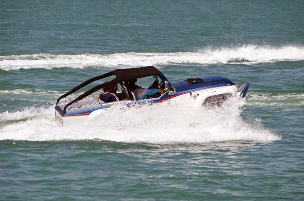 Suv Anfibio Que Cruza Vía Navegable Costera Florida Frente Miami —  Fotos de Stock