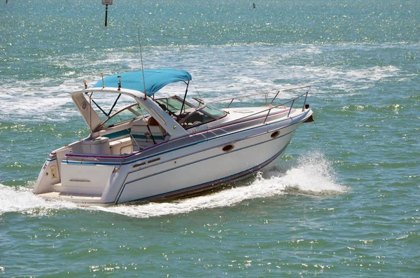 Sport Fiskebåt Cruising Florida Intra Kustnära Vattenvägar Utanför Miami Beach — Stockfoto