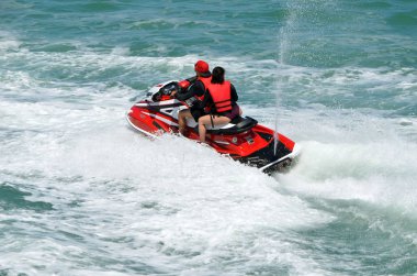 Dalgalar florida içi kıyı suyolu Miami Beach kapalı çalışan kırmızı jet ski tandem sürme çift.
