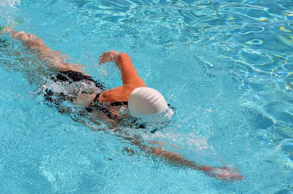 佛罗里达州迈阿密海滩的一个公寓游泳池女子游泳自由泳圈 — 图库照片