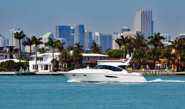 Miami manzarası arka planda bina uzun boylu ile florida içi kıyı suyolu üzerinde yüksek kaliteli kabin kruvazör.