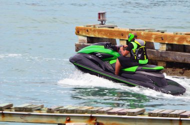 Sadece bir beraberlik köprü altında Venetia Causeway Miami Beach, Florida üzerinde gitmiş olan yeşil trim ile siyah jet ski..