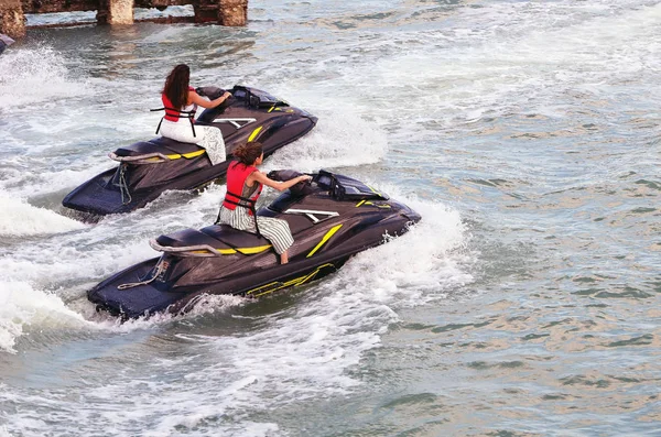 Dos Jóvenes Montando Motos Acuáticas Vía Fluvial Costera Florida Frente —  Fotos de Stock