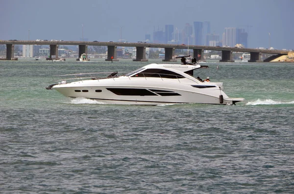 Yüksek Son Kabin Cruiser Kapalı Miami Beach Florida Içi Kıyı — Stok fotoğraf