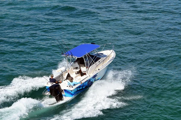 Kleines Sportfischerboot Mit Blauem Canvas Baldachin — Stockfoto