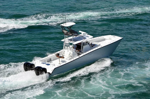 Barco Pesca Desportiva Casco Duplo Alimentado Por Quatro Motores Popa — Fotografia de Stock