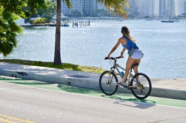 Genç bir kadın arka planda Florida Kıyısı Su Geçidi olan Venetia Geçidi 'ndeki Miami Plajı' na doğru yöneldi..