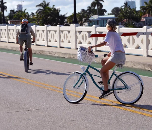 Bicyclists Venetia Causeway Ion Miami Beach Florida — Stock Photo, Image