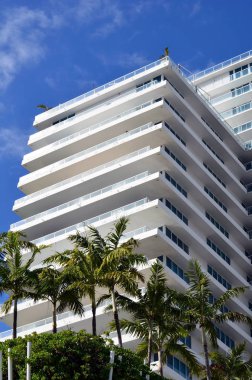 Konteynır gemisi Miami Limanı 'nın yükleme rıhtımlarına römorkörler tarafından yönlendiriliyor..