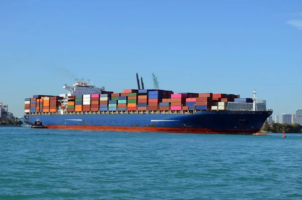 Containerschip Wordt Begeleid Door Sleepboten Naar Laadperrons Van Haven Van — Stockfoto