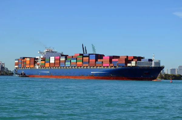 Embarcación Contenedores Guiada Por Remolcadores Los Muelles Carga Del Puerto — Foto de Stock