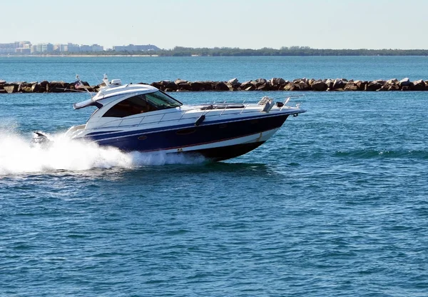 Cruzador Cabine High End Acelerando Através Governo Cortar Miami Beach — Fotografia de Stock