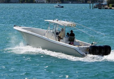 Üst düzey balıkçı teknesi Miami Beach, Florida 'daki açık deniz balıkçılık sahalarına doğru gidiyor.