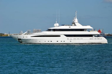 Üst düzey balıkçı teknesi Miami Beach, Florida 'daki açık deniz balıkçılık sahalarına doğru gidiyor.