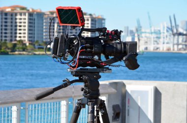 Bir tripodun üzerinde dinlenen el kamerası..