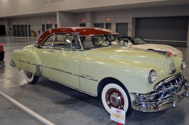 Miami Beach (Kongre Merkezi), Florida, ABD 10 Kasım 2019. 1950 model Pontiac Catalina üstü açık araba. 2019 Uluslararası Otomobil Fuarı 'nın hafıza şeridi bölümünde sergileniyor. Miami Beach Kongre Merkezi' nde.;