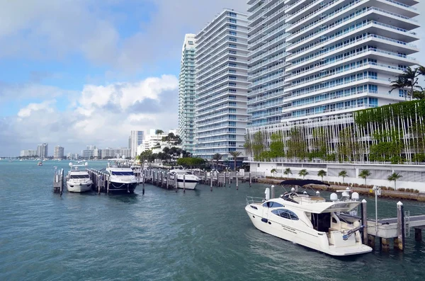 Lyxiga Lägenhetstorn Och Liten Småbåtshamn Vid Biscayne Bay Miami Beach — Stockfoto