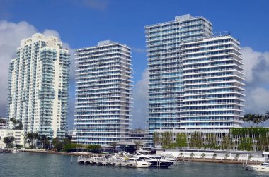 Biscayne Körfezi kıyılarındaki lüks apartman kuleleri Miami Beach, Florida 'yı kazandı.