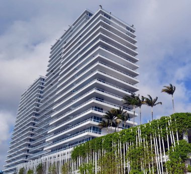 Miami Beach, Florida, ABD. 25 Aralık 2019. Biscayne Körfezi ve Miami Sahili MacArthur Geçidi 'ne bakan modern lüks apartman kuleleri..