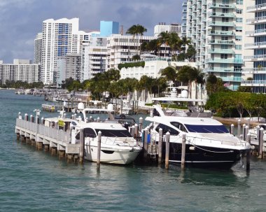 Miami Limanı 'na yanaşmış lüks kondominyum kulelerinin panoramik görüntüsü..