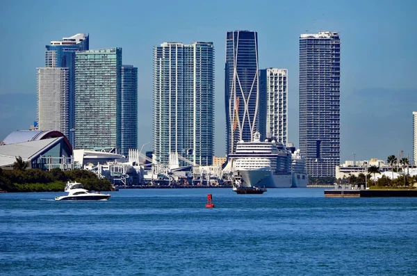 Panoramic View Luxury Condominium Towers Overlooking Cruise Ships Docked Port — Stock Photo, Image