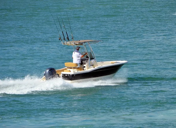 Liten Svart Med Vit Trim Fiskebåt Drivs Enda Utombordsmotor — Stockfoto