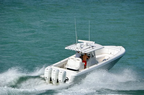 マイアミビーチ沖のフロリダ イントラ コースト ウォーターウェイでスピードアップする3つのエンジンを搭載した白いスポーツ漁船を開く — ストック写真