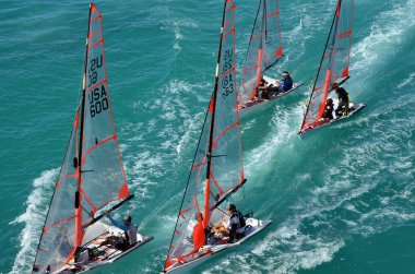 Miami, Florida, Amerika. 26 Ocak 2020 'de Biscayne Körfezi' ndeki başlangıç noktasına çekilen yarış tekneleri Bacardiinvtional Winter Regatta 'ya götürülüyor.,