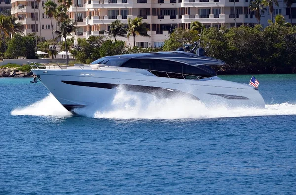 High0End Cabin Cruiser Speeding Government Cut Miami Florida Headed Open — Stock Photo, Image