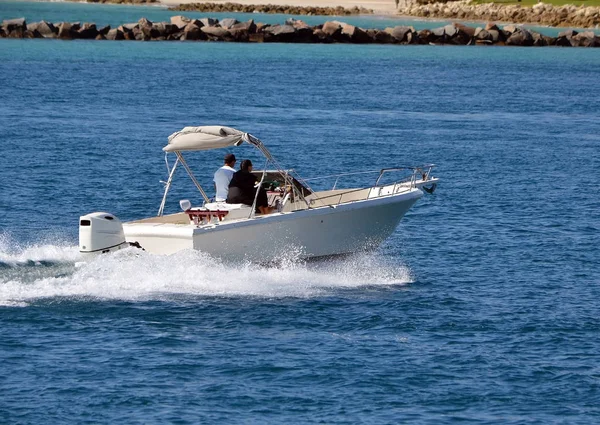 Kleines Offenes Weißes Motorboot Angetrieben Von Einem Einzigen Außenbordmotor — Stockfoto