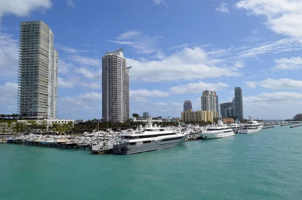 Miami Beach Florida Lüks Bir Yat Limanına Bakan Apartman Kuleleri — Stok fotoğraf