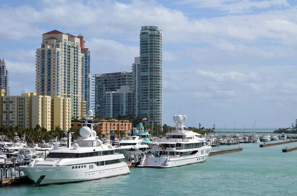 Two Luxury Motor Yachts Docked Marina Miami Beach Florida Luxury — Stock Photo, Image