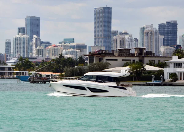 High End Cabin Cruiser Florida Intra Coastal Waterway Downtown Miami — стоковое фото