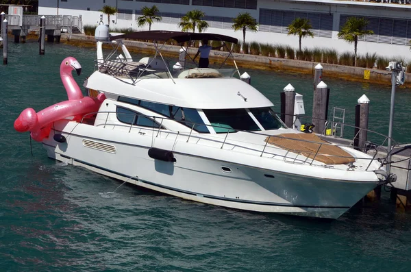 Goed Uitgeruste Cabine Cruiser Beschikbaar Voor Verhuur Aangemeerd Een Kleine — Stockfoto