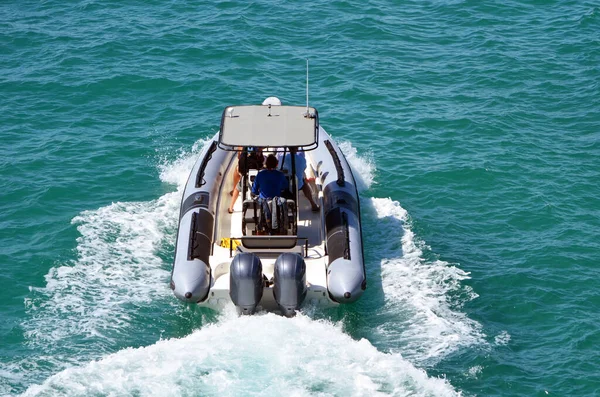 Hoekige Bovenaanzicht Van Een Open Motorboot Met Grijze Glasvezel Luifel — Stockfoto