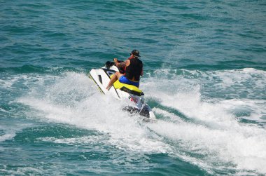 Miami Sahili açıklarındaki Florida Kıyısı 'nda jet ski sörfçüsü.