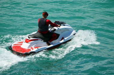 Miami Sahili açıklarında Florida Kıyısı İçi Su Yolu 'nda yavaşça uçan jet ski.