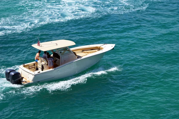 一家人在迈阿密海滩外的佛罗里达近岸航道上享受着一艘由两台舷外引擎驱动的开放式高档汽艇的巡航 — 图库照片