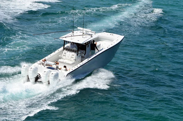 一家人乘坐由四台舷外引擎驱动的双壳敞篷渔船在佛罗里达近岸航道上游玩 — 图库照片