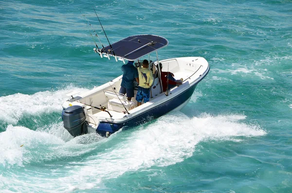 Tres Pescadores Que Viajan Toda Velocidad Por Florida Intra Coastal — Foto de Stock