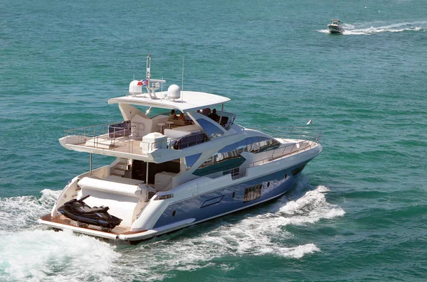 Motor Yacht Cruising Florida Intra Kustnära Vattenvägar Utanför Miami Beach — Stockfoto