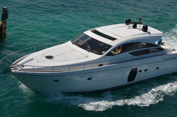 Yacht Motore Bianco Crociera Sulla Florida Intra Coastal Waterway Largo — Foto Stock