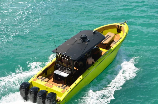 Barco Pesca Desportiva Amarelo Brilhante Luxo Alimentado Por Quatro Motores — Fotografia de Stock