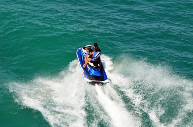 Genç bir çift jet skiye biniyor..