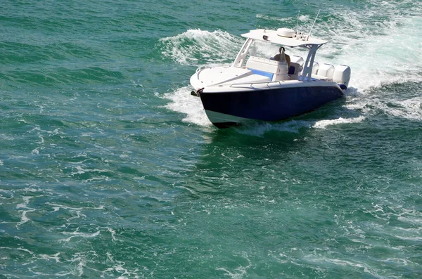 Vista Pequeño Barco Pesca Deportiva Lujo Propulsado Por Cuatro Motores —  Fotos de Stock