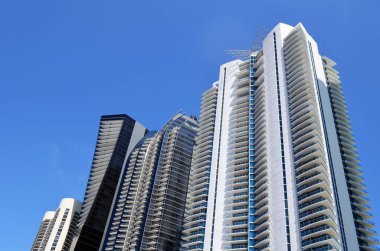 Kuzey Miami Beach, Florida 'da yer seviyesinden yükseğe yükselen okyanus manzaralı ultra modern, ultra lüks apartman kuleleri..