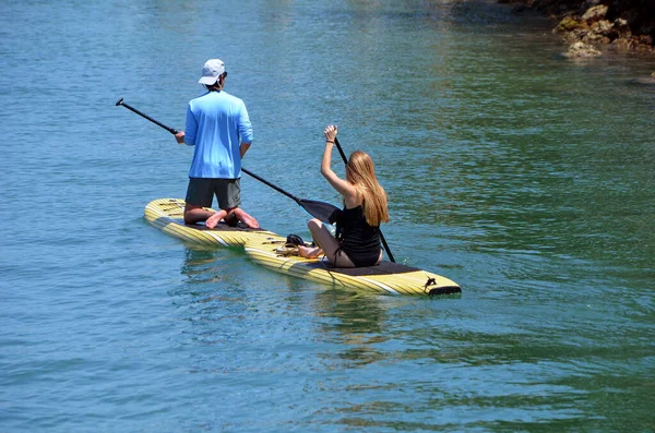 Joven Pareja Remando Florida Intra Coastal Waterway Frente Miami Beach —  Fotos de Stock