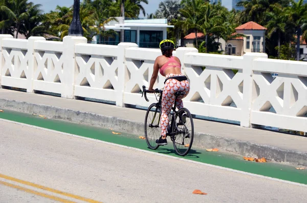Kvinna Rida Racing Cykel Över Venetia Causeway Miami Beach Florida — Stockfoto